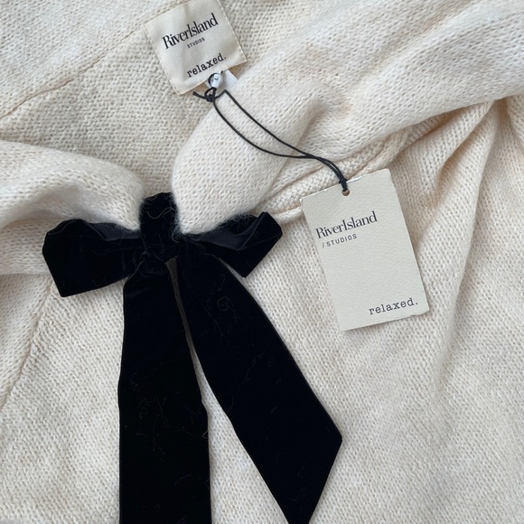 River Island Relaxed Cream Sweater with Black Velvet Bow - Picture 4 of 5